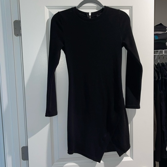 Dresses & Skirts - Long sleeve mini dress with cute cutout on bottom NWOT